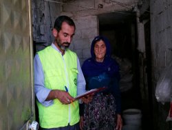 Yaşlı kadına yardım edildi