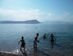 Stres atmak isteyenler Van Gölü sahilini tercih ediyor