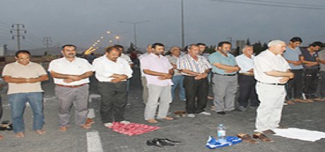 Eylem Yapan Halk Yol Ortasında Namaz Kıldı