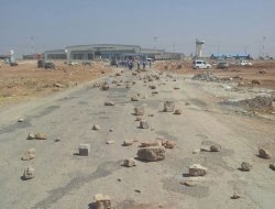 Çiftçiler havaalanı yolunu da kapattı