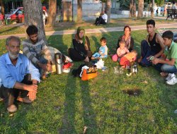 5 gündür parkta yatan Suriyelilerin dramı yürek yakıyor