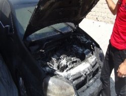 Dargeçit'te vatandaşın aracı evin önünde yakıldı