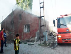 Yangında ev kullanılmaz hale geldi