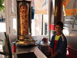 Yaz tatilini fırsat bilerek ailesine yardım ediyor