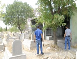 Mezarlığa uyuşturucu baskını