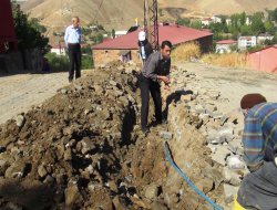 Belediyenin döşemediği şebekeyi vatandaş döşüyor