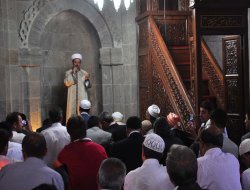 "İslam'ı çocuklarımıza öğretmekle mükellefiz"