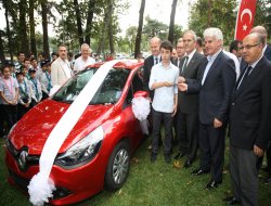 LYS'de başarılı oldu otomobili kaptı