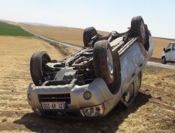 Çınar'da pikap takla attı