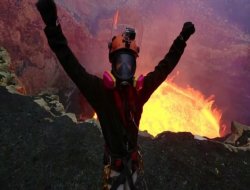 Aktif yanardağın içine girdiler Video