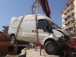 Şırnak'ta minibüs evin avlusuna uçtu: 2 yaralı