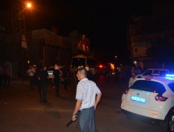 Antep'te izinsiz gösteri yapan grup yol kapattı