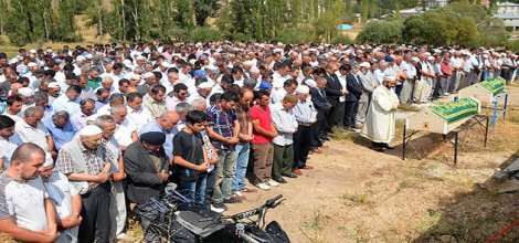 Asansör faciasında ölen işçiler toprağa veriliyor