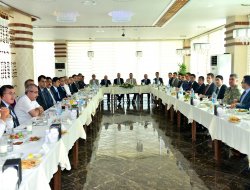 Vali Kıraç'tan yardımcılarına veda yemeği