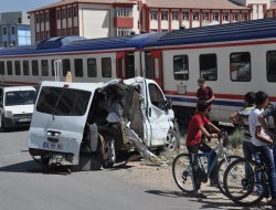 Yolcu treni minibüse çarptı: 1 yaralı
