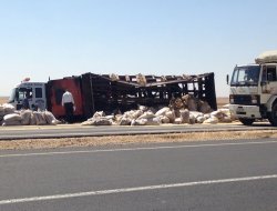 Alev alan kamyonda 2 kişi yaralandı