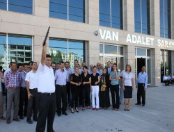 Klavyelerini kırarak iş bıraktılar