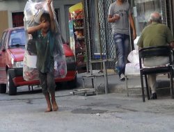 Yalın ayak çöp toplayan Suriyeli çocuklar
