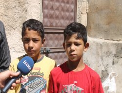 Filistinli çocuklar ayağı kırık babaları için plastik malzeme topluyorlar