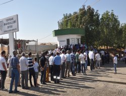 Ucuz pirinç için uzun kuyruklar oluştu