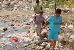 Çöpleri toplanmayan köylüler insanca muamele istiyor