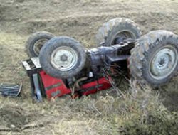 Otomobil İle Traktör Çarpıştı: 4 Ölü