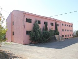 Boşaltılan okul tehlike saçıyor