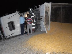 Mısır yüklü TIR devrildi: 2 yaralı