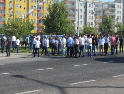 Siverek'te veliler tam gün eğitime isyan edip yol kapattı