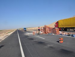 Salça yüklü kamyon devrildi