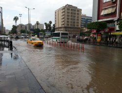 Adanalılar sağanak yağışa hazırlıksız yakalandı