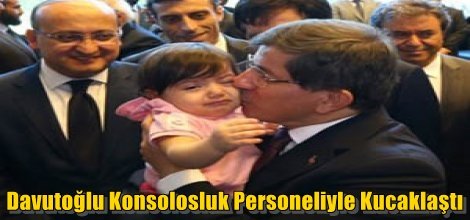 Davutoğlu Konsolosluk Personeliyle Kucaklaştı
