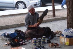 80 yaşında boyacılık yaparak torunlarının geçimini sağlıyor