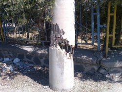 Kırık elektrik direği büyük tehlike arz ediyor