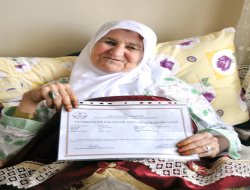 Kızıltepeli 70'lik ninenin okuma azmi