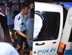 Yol kapatıp okullara saldırdılar