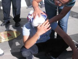 Üçüncü kattan reklam tabelası düştü:1 yaralı