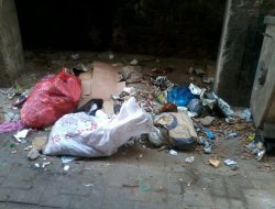 Üçüncü kattan reklam tabelası düştü:1 yaralı