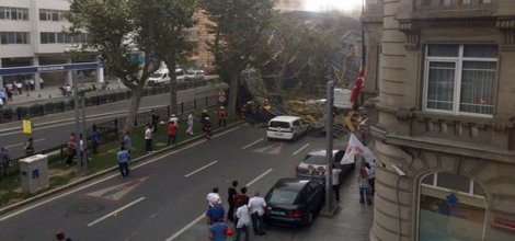 Taksim'de inşaat iskelesi çöktü: Beş yaralı