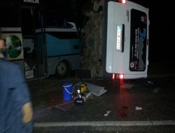 Bingöl Genç karayolunda feci kaza: 1 ölü, 13 yaralı