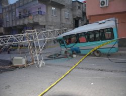 Halk otobüsü elektrik direğine çarptı: 3 yaralı