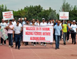 Ebeveyn ve çocuklar sağlık için yürüdü