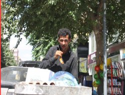 Şanlıurfa'daki mülteciler çöpe atılmış bozuk yiyecekleri yiyor