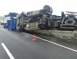 Meyve yüklü TIR devrildi