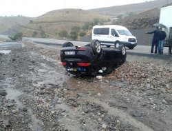 Karlıova yolunda otomobil takla attı