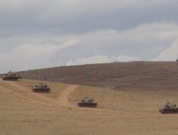 Sınırda tanklar konuşlandırıldı