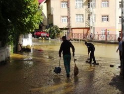 Su borusu patlayınca ortaya bu görüntüler çıktı