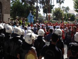 İşten çıkartılan işçiler belediyeye yürüdü