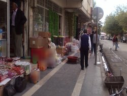 Silvan'da tehditlere rağmen kepenkler açıldı