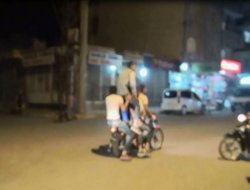 İki kişilik motosiklete 6 kişi bindi